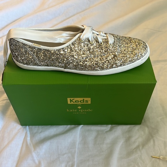 Size 9.5 women’s Platinum Gold Glitter Keds x Kate Spade. - Picture 6 of 7